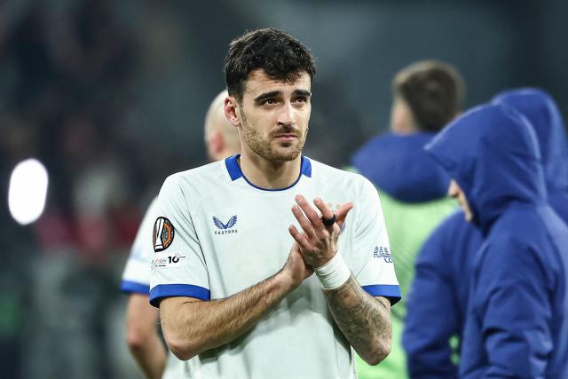 Dinamo Zagreb's Croatian forward #17 Sandro Kulenovic (C) acknowledges supporters after his team's defeat at the end of the UEFA Europa League football match between Lille (LOSC) and GNK Dinamo Zagreb at the Pierre-Mauroy Stadium in Villeneuve-d'Ascq, northern France, on November 27, 2025. (Photo by Sameer Al-DOUMY / AFP)