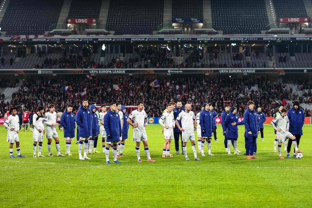 Zagreb's players acknwoledge their supporters after losing the UEFA Europa League football match between Lille (LOSC) and GNK Dinamo Zagreb at the Pierre-Mauroy Stadium in Villeneuve-d'Ascq, northern France, on November 27, 2025. (Photo by Sameer Al-DOUMY / AFP)