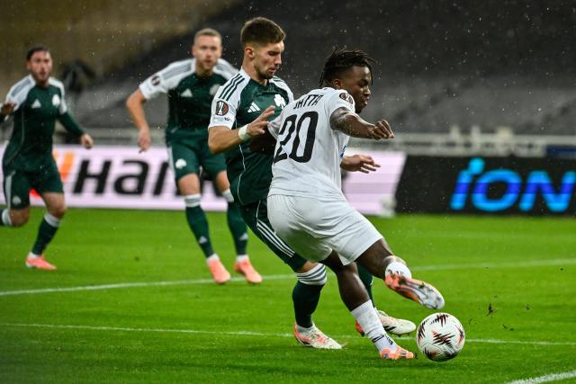 Panathinaikos' Icelandic defender #15 Sverrir Ingason (L) fights for the ball with Sturm Graz's Norwegian forward #20 Seedy Jatta  during the UEFA Europa League football match between Panathinaikos FC and SK Sturm Graz at the Apostolos Nikolaidis Stadium in Athens on November 27, 2025. (Photo by Aris MESSINIS / AFP)