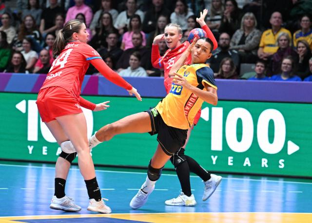 Sweden's left back #08 Jamina Roberts, Czech Republic's centre back #34 Julie Frankova and Czech Republic's right winger #35 Valerie Smetkova vie for the ball during the preliminary round Group G match between Sweden and Czech Republic during the IHF Women's Handball World Championship in Stuttgart, southwestern Germany on November 27, 2025. (Photo by THOMAS KIENZLE / AFP)
