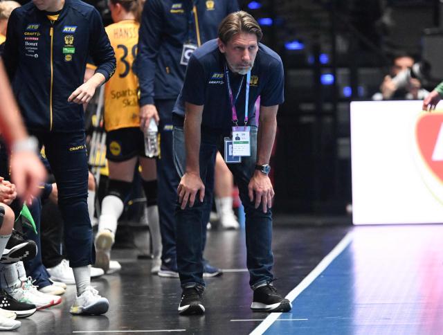 Sweden's head coach Tomas Axner reacts during the preliminary round Group G match between Sweden and Czech Republic during the IHF Women's Handball World Championship in Stuttgart, southwestern Germany on November 27, 2025. (Photo by THOMAS KIENZLE / AFP)