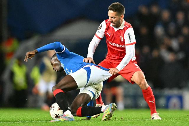 Sporting Braga's Portuguese midfielder #08 Joao Moutinho tussles with Rangers' Ivorian midfielder #10 Mohammed Diomande during the UEFA Europa League league-stage football match between Rangers and CS Braga at the Ibrox Stadium in Glasgow on November 27, 2025. (Photo by ANDY BUCHANAN / AFP)