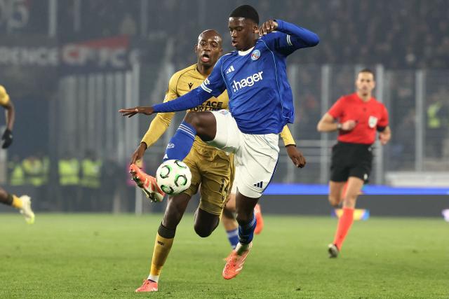 Strasbourg’s French defender #23 Mamadou Sarr (R) fights for the ball with Crystal Palace’s French forward #14 Jean-Philippe Mateta during the UEFA Europa Conference League football match between RC Strasbourg Alsace and Crystal Palace FC at the Stade de la Meinau in Strasbourg, eastern France, on November 27, 2025. (Photo by Frederick FLORIN / AFP)