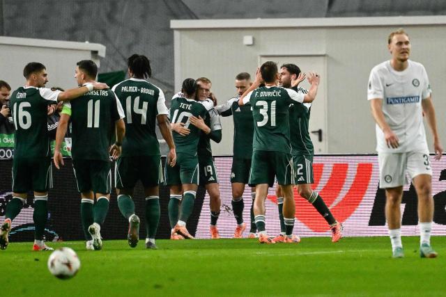 Panathinaikos' Polish forward #19 Karol Swiderski (C) celebrates with teammates scoring his team's first goal during the  UEFA Europa League football match between Panathinaikos FC and SK Sturm Graz at the Apostolos Nikolaidis Stadium in Athens on November 27, 2025. (Photo by Aris MESSINIS / AFP)