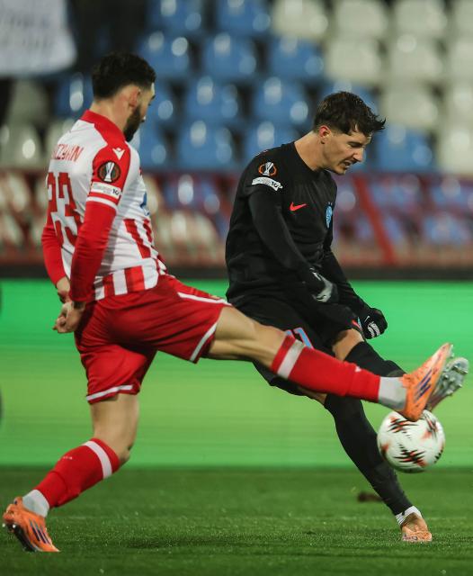 Steaua Bucharest's Romanian midfielder #11 David Miculescu (R) fights for the ball with Crvena Zvezda Beograd's Armenian midfielder #23 Nayair Tiknizyan during the UEFA Europa League football match between FK Crvena Zvezda and Fotbal Club FCSB at the Rajko Mitic Stadium in Belgrade on November 27, 2025. (Photo by Pedja MILOSAVLJEVIC / AFP)
