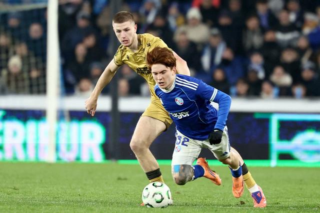 Strasbourg’s Argentine defender #32 Valentin Barco (R) fights for the ball with Crystal Palace’s British midfielder #21 Romain Esse during the UEFA Europa Conference League football match between RC Strasbourg Alsace and Crystal Palace FC at the Stade de la Meinau in Strasbourg, eastern France, on November 27, 2025. (Photo by Frederick FLORIN / AFP)