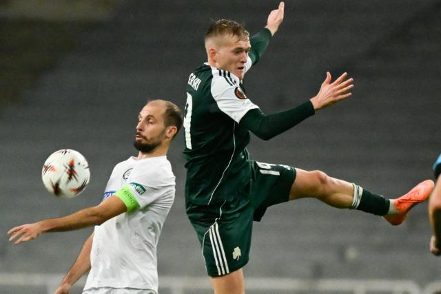 Panathinaikos' Polish forward #19 Karol Swiderski (R) fights for the ball with Sturm Graz's Slovenian midfielder #04 Jon Gorenc-Stankovic (L) during the UEFA Europa League football match between Panathinaikos FC and SK Sturm Graz at the Apostolos Nikolaidis Stadium in Athens on November 27, 2025. (Photo by Aris MESSINIS / AFP)