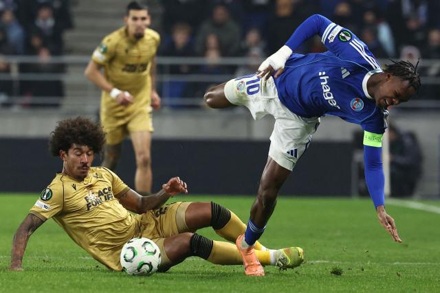 Strasbourg’s Dutch-Nigerian forward #10 Emanuel Emegha (R) fights for the ball with Crystal Palace’s US defender #26 Chris Richards during the UEFA Europa Conference League football match between RC Strasbourg Alsace and Crystal Palace FC at the Stade de la Meinau in Strasbourg, eastern France, on November 27, 2025. (Photo by Frederick FLORIN / AFP)