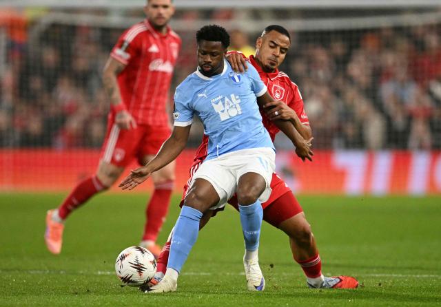 Nottingham Forest's Brazilian defender #05 Murillo (R) vies with Malmo FF's Swedish forward #11 Emmanuel Ekong during the UEFA Europa League league-stage football match between Nottingham Forest and FF Malmo at The City Ground in Nottingham, central England, on November 27, 2025. (Photo by Oli SCARFF / AFP)