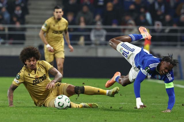 Strasbourg’s Dutch-Nigerian forward #10 Emanuel Emegha (R) fights for the ball with Crystal Palace’s US defender #26 Chris Richards during the UEFA Europa Conference League football match between RC Strasbourg Alsace and Crystal Palace FC at the Stade de la Meinau in Strasbourg, eastern France, on November 27, 2025. (Photo by Frederick FLORIN / AFP)