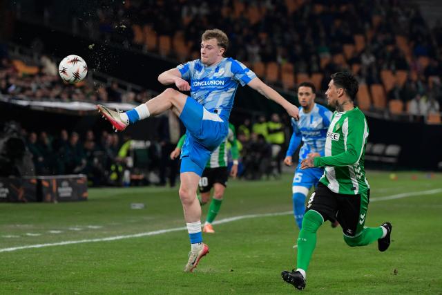 FC Utrecht's English defender #55 Derry Murkin (L) controls the ball during the UEFA Europa League first round football match between Real Betis and FC Utrecht at Benito Villamarin Stadium in Seville on November 27, 2025. (Photo by CRISTINA QUICLER / AFP)