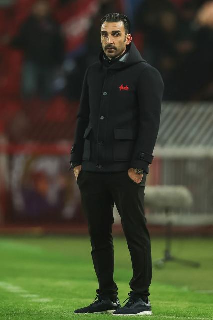 Steaua Bucharest's Cypriot head coach Elias Charalambous looks on during the UEFA Europa League football match between FK Crvena zvezda and Fotbal Club FCSB at the Rajko Mitic Stadium in Belgrade on November 27, 2025. (Photo by Pedja MILOSAVLJEVIC / AFP)