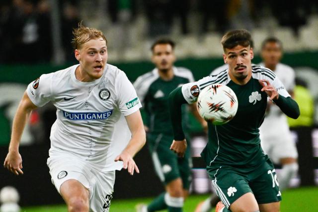 Panathinaikos' Serbian midfielder #72 Milos Pantovic (R) fights for the ball with Graz's Austrian defender #35 Niklas Geyrhofer (L) during the UEFA Europa League football match between Panathinaikos FC and SK Sturm Graz at the Apostolos Nikolaidis Stadium in Athens on November 27, 2025. (Photo by Aris MESSINIS / AFP)