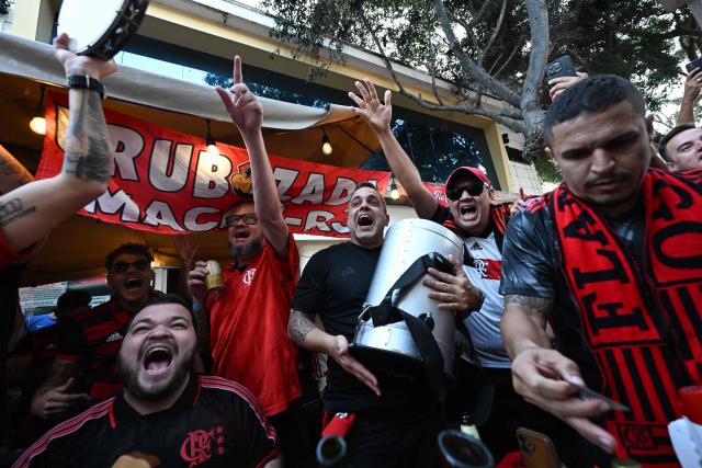 Flamengo fans cheer for their team in the streets during the "Samba Rubro-Negro" event in Lima on November 27, 2025. Flamengo will face Palmeiras in the Copa Libertadores final on November 29 in the Peruvian capital. (Photo by LUIS ACOSTA / AFP)