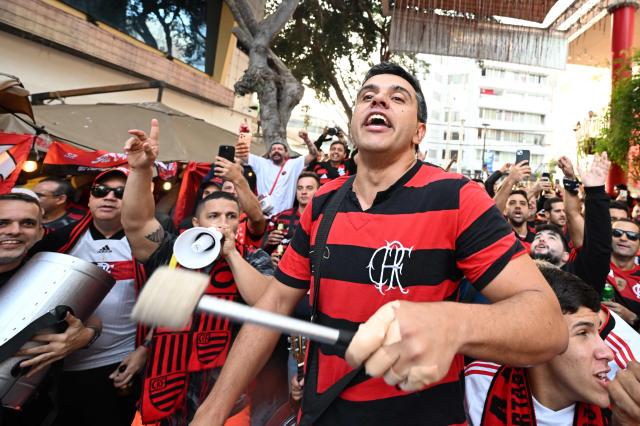 Flamengo fans cheer for their team in the streets during the "Samba Rubro-Negro" event in Lima on November 27, 2025. Flamengo will face Palmeiras in the Copa Libertadores final on November 29 in the Peruvian capital. (Photo by LUIS ACOSTA / AFP)