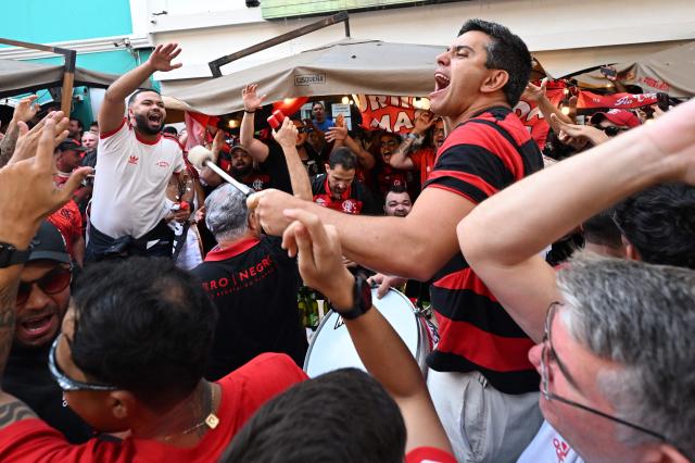 Flamengo fans cheer for their team in the streets during the "Samba Rubro-Negro" event in Lima on November 27, 2025. Flamengo will face Palmeiras in the Copa Libertadores final on November 29 in the Peruvian capital. (Photo by LUIS ACOSTA / AFP)