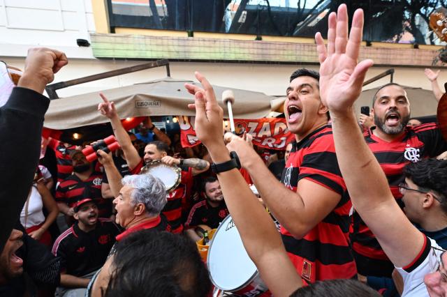 Flamengo fans cheer for their team in the streets during the "Samba Rubro-Negro" event in Lima on November 27, 2025. Flamengo will face Palmeiras in the Copa Libertadores final on November 29 in the Peruvian capital. (Photo by LUIS ACOSTA / AFP)