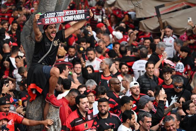 Flamengo fans cheer for their team in the streets during the "Samba Rubro-Negro" event in Lima on November 27, 2025. Flamengo will face Palmeiras in the Copa Libertadores final on November 29 in the Peruvian capital. (Photo by Luis ACOSTA / AFP)