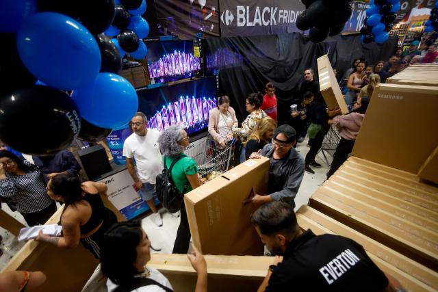 Shopper buy TVs during a Black Friday sale at a supermarket in Sao Paulo, Brazil on November 27, 2025. (Photo by Miguel SCHINCARIOL / AFP)