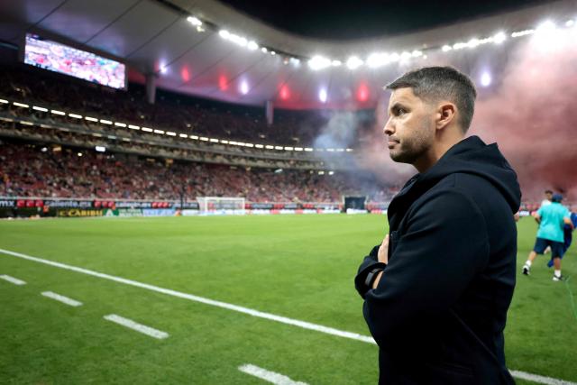 Cruz Azul's Argentine head coach Nicolas Larcamon looks on ahead of the Liga MX Apertura quarter-final first leg football match between Guadalajara and Cruz Azul at the Akron Stadium in Zapopan, Mexico on November 27, 2025. (Photo by Ulises RUIZ / AFP)