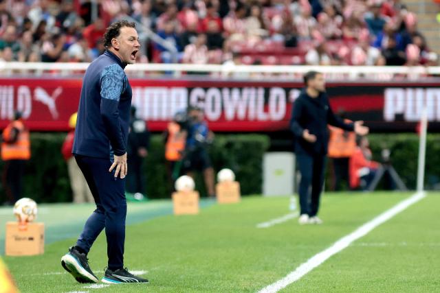 Guadalajara's Argentine head coach Gabriel Milito gestures during the Liga MX Apertura quarter-final first leg football match between Guadalajara and Cruz Azul at the Akron Stadium in Zapopan, Mexico on November 27, 2025. (Photo by Ulises RUIZ / AFP)