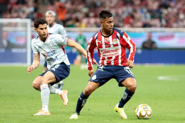 Guadalajara's forward #10 Efrain Alvarez (R) controls the ball past Cruz Azul's midfielder #16 Jeremy Marquez (L) during the Liga MX Apertura quarter-final first leg football match between Guadalajara and Cruz Azul at the Akron Stadium in Zapopan, Mexico on November 27, 2025. (Photo by Ulises RUIZ / AFP)