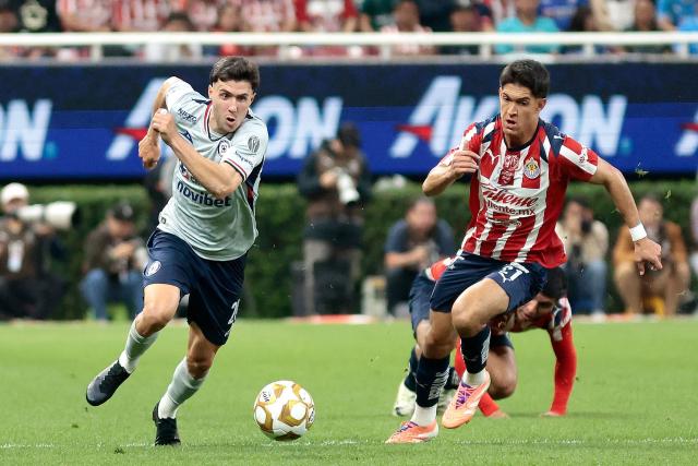 Cruz Azul's Argentine forward #20 Jose Paradela (L) and Guadalajara's defender #21 Jose Castillo (R) fight for the ball during the Liga MX Apertura quarter-final first leg football match between Guadalajara and Cruz Azul at the Akron Stadium in Zapopan, Mexico on November 27, 2025. (Photo by Ulises RUIZ / AFP)