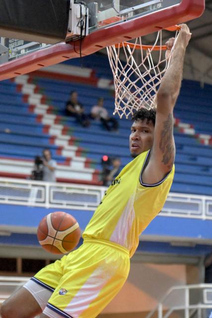 Colombia's Jaime Echenique scores a basket during the FIBA Basketball World Cup 2027 Americas qualifiers Group C match between Colombia and Venezuela at the Coliseo Evangelista Mora in Cali, Colombia, on November 27, 2025. (Photo by Joaquín SARMIENTO / AFP)