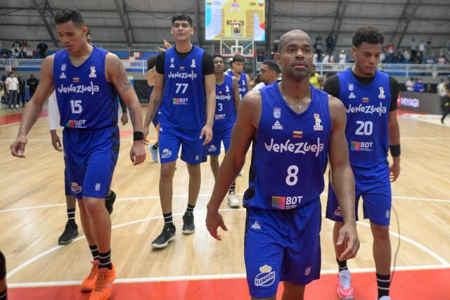 Venezuela's players leaves the pitch after losing the FIBA Basketball World Cup 2027 Americas qualifiers Group C match between Colombia and Venezuela at the Coliseo Evangelista Mora in Cali, Colombia, on November 27, 2025. (Photo by Joaquín SARMIENTO / AFP)