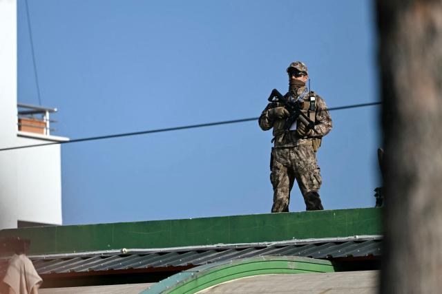 A Turkish special force police officer stands guard ahead of the arrival of Pope Leo XIV to attend an ecumenical prayer service near the sunken Byzantine Basilica of Saint Neophytos by Lake Iznik, on November 28, 2025. Pope Leo XIV is on a four-day visit to Turkey. (Photo by Ozan KOSE / AFP)