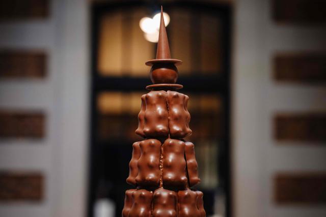 This photograph taken on November 28, 2025 in Paris shows a chocolate pastry made by France's pastry chef Cyril Lignac displayed three days ahead of an auction of 25 grands chefs pastries for the benefit of the BAB Charity association, which works for the well-being and development of children with leukaemia who are hospitalised at the Armand Trousseau Hospital in Paris.

"25 pastry chefs commit to helping children", at Artcurial auction house in Paris. (Photo by Dimitar DILKOFF / AFP)