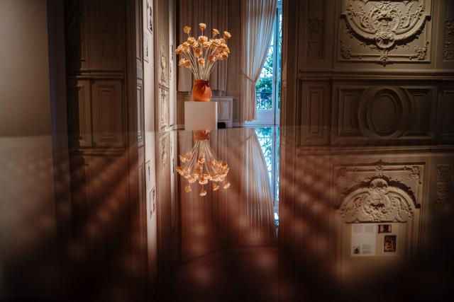 TOPSHOT - This photograph taken on November 28, 2025 in Paris shows a chocolate pastry made by France's pastry chef Maxime Frederic (top) reflecting into a chocolate pastry made by France's pastry chef Pierre Herme displayed three days ahead of an auction of 25 grands chefs pastries for the benefit of the BAB Charity association, which works for the well-being and development of children with leukaemia who are hospitalised at the Armand Trousseau Hospital in Paris.

"25 pastry chefs commit to helping children", at Artcurial auction house in Paris. (Photo by Dimitar DILKOFF / AFP)