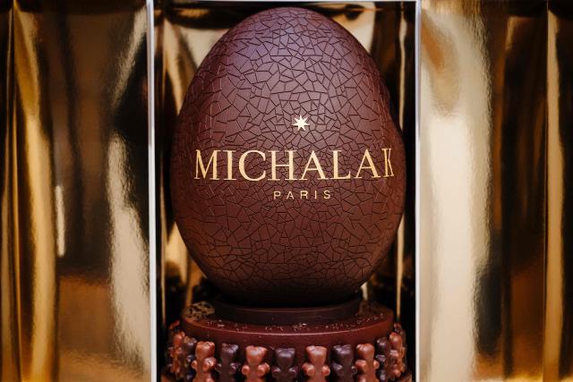 This photograph taken on November 28, 2025 in Paris shows a chocolate pastry made by France's pastry chef Christophe Michalak displayed three days ahead of an auction of 25 grands chefs pastries for the benefit of the BAB Charity association, which works for the well-being and development of children with leukaemia who are hospitalised at the Armand Trousseau Hospital in Paris.

"25 pastry chefs commit to helping children", at Artcurial auction house in Paris. (Photo by Dimitar DILKOFF / AFP)