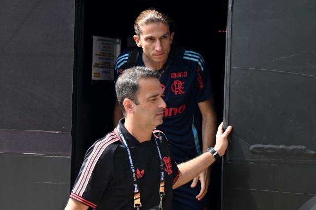 Flamengo's head coach Filipe Luis arrives for a training session on the eve of the Copa Libertadores final football match between Brazil's Palmeiras and Flamengo in Lima on November 28, 2025. (Photo by ERNESTO BENAVIDES / AFP)