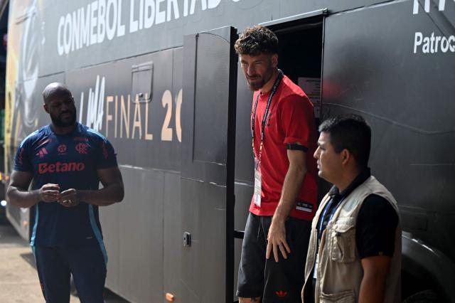 Flamengo's defender #04 Leo Pereira arrives for a training session on the eve of the Copa Libertadores final football match between Brazil's Palmeiras and Flamengo in Lima on November 28, 2025. (Photo by ERNESTO BENAVIDES / AFP)