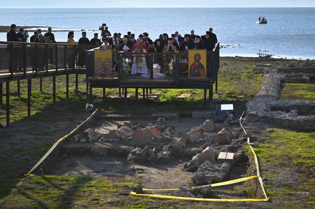 TOPSHOT - Pope Leo XIV and Patriarch Bartholomew I of Constantinople attend an ecumenical prayer service near the sunken Byzantine Basilica of Saint Neophytos by Lake Iznik, on November 28, 2025. (Photo by Andreas SOLARO / AFP)