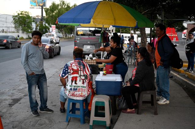 A woman sells baleadas, a traditional Honduran dish made with flour tortillas and beans, in Tegucigalpa on November 28, 2025. Six and a half million Hondurans are called to the polls on November 30, to elect a president, 298 municipal mayors, 128 members of Congress and 20 deputies to the Central American Parliament (PARLACEN). (Photo by Orlando SIERRA / AFP)