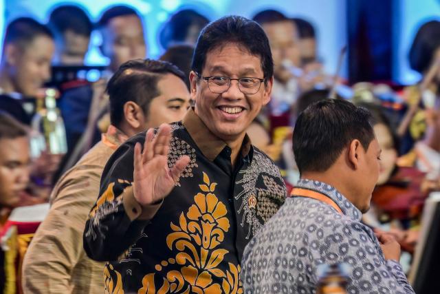 Indonesian Finance Minister Purbaya Yudhi Sadewa (C) greets another official while attending an annual meeting of Bank Indonesia (Indonesia's Central Bank) in Jakarta on November 28, 2025. (Photo by BAY ISMOYO / AFP)