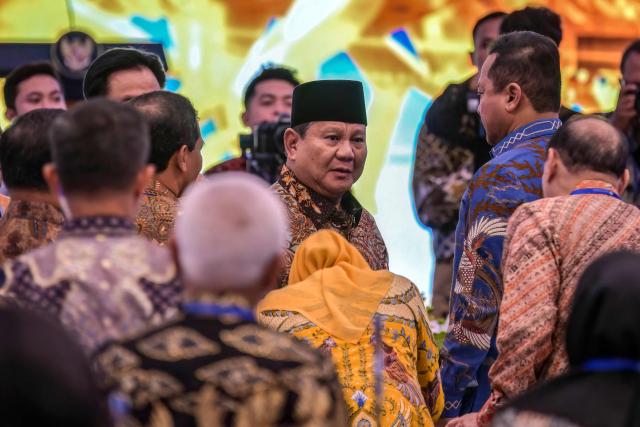 Indonesian President Prabowo Subianto (C) arrives to attend an annual meeting of Bank Indonesia (Indonesia's Central Bank) in Jakarta on November 28, 2025. (Photo by BAY ISMOYO / AFP)