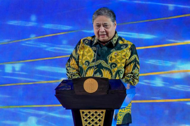 Coordinating Minister for Economic Affairs Airlangga Hartarto delivers his remarks during an annual meeting of Bank Indonesia (Indonesia's Central Bank) in Jakarta on November 28, 2025. (Photo by BAY ISMOYO / AFP)