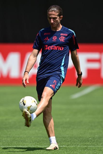 Flamengo's head coach Filipe Luis plays with the ball during a training session on the eve of the Copa Libertadores final football match between Brazil's Palmeiras and Flamengo in Lima on November 28, 2025. (Photo by ERNESTO BENAVIDES / AFP)
