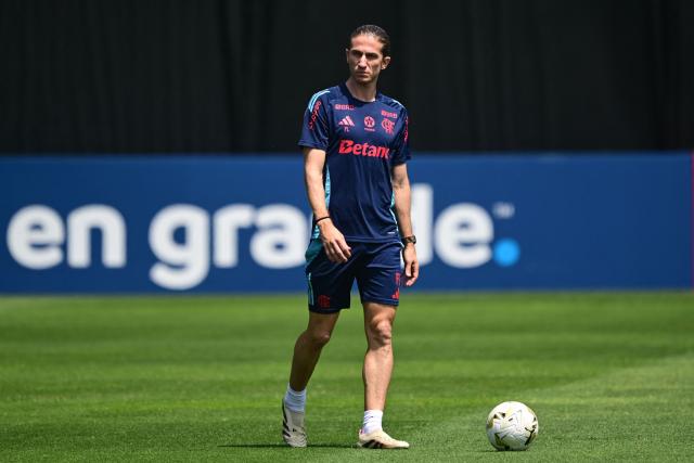 Flamengo's head coach Filipe Luis conducts a training session on the eve of the Copa Libertadores final football match between Brazil's Palmeiras and Flamengo in Lima on November 28, 2025. (Photo by ERNESTO BENAVIDES / AFP)