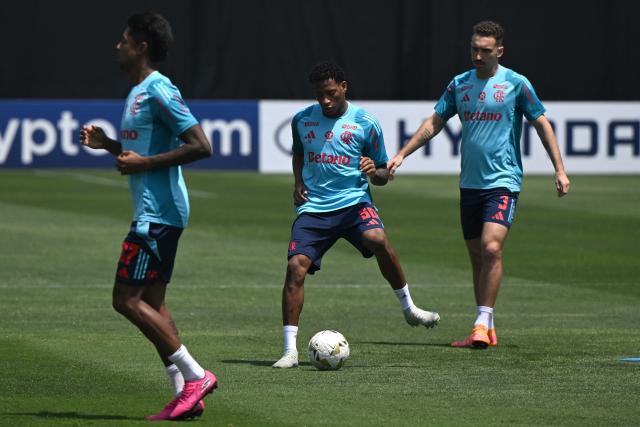 Flamengo's Ecuadorean midfielder #50 Gonzalo Plata controls the ball during a training session on the eve of the Copa Libertadores final football match between Brazil's Palmeiras and Flamengo in Lima on November 28, 2025. (Photo by ERNESTO BENAVIDES / AFP)