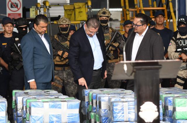 Costa Rica's President Rodrigo Chaves inspects seized cocaine packs in Alajuela, Costa Rica on November 28, 2015. Costa Rican police, supported by the US Coast Guard, seized more than four tons of cocaine in the Pacific, in an operation that authorities described as "historic". (Photo by EZEQUIEL BECERRA / AFP)