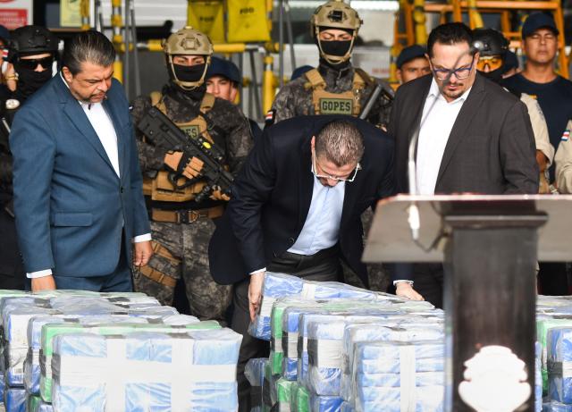 Costa Rica's President Rodrigo Chaves inspects seized cocaine packs in Alajuela, Costa Rica on November 28, 2015. Costa Rican police, supported by the US Coast Guard, seized more than four tons of cocaine in the Pacific, in an operation that authorities described as "historic". (Photo by EZEQUIEL BECERRA / AFP)