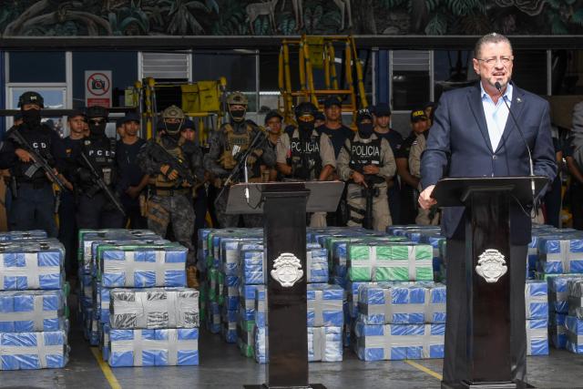 Costa Rica's President Rodrigo Chaves delivers a speech next to seized cocaine packs in Alajuela, Costa Rica on November 28, 2015. Costa Rican police, supported by the US Coast Guard, seized more than four tons of cocaine in the Pacific, in an operation that authorities described as "historic". (Photo by EZEQUIEL BECERRA / AFP)