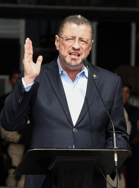 Costa Rica's President Rodrigo Chaves delivers a speech after inspecting seized cocaine packs in Alajuela, Costa Rica on November 28, 2015. Costa Rican police, supported by the US Coast Guard, seized more than four tons of cocaine in the Pacific, in an operation that authorities described as "historic". (Photo by EZEQUIEL BECERRA / AFP)