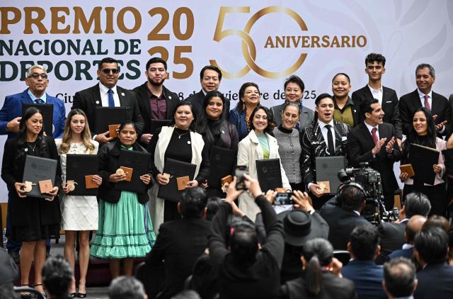 Mexico's President Claudia Sheinbaum (Bottom 4th R) poses with athletes from different sports who won the National Sports Award during the awards ceremony at the National Palace in Mexico City on November 28, 2025. (Photo by Yuri CORTEZ / AFP)