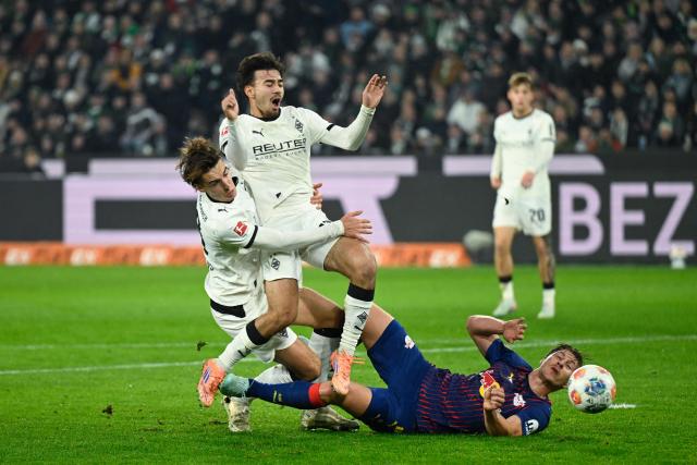 (LtoR) Moenchengladbach's German midfielder #10 Florian Neuhaus, Moenchengladbach's German-South Korean midfielder #17 Jens Castrop and Leipzig's Hungarian defender #04 Willi Orban vie for the ball during the German first division Bundesliga football match between Borussia Moenchengladbach and RB Leipzig in Moenchengladbach, western Germany on November 28, 2025. (Photo by INA FASSBENDER / AFP) / DFL REGULATIONS PROHIBIT ANY USE OF PHOTOGRAPHS AS IMAGE SEQUENCES AND/OR QUASI-VIDEO