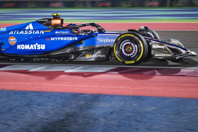 Williams' Spanish driver Carlos Sainz drives during the sprint qualifying session ahead of the Formula One Qatar Grand Prix at the Lusail International Circuit in Lusail on November 28, 2025. (Photo by Andrej ISAKOVIC / AFP)
